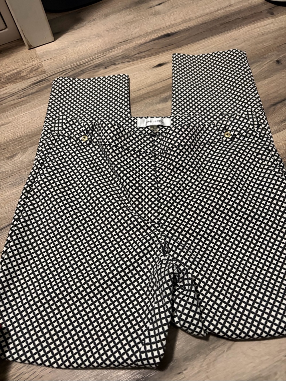 Jones Studio Black & White Geometric Print Trousers- like new, size 8